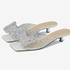 🤍🔹️Betsey Johnson🔹️ Babe Lucite Faux Pearl Bow Kitten Heels Size 6.5
